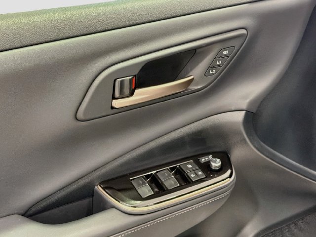 Certified 2025 Toyota Crown Platinum AWD/4WD image 15