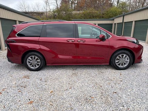 Used 2025 Toyota Sienna XLE image 7