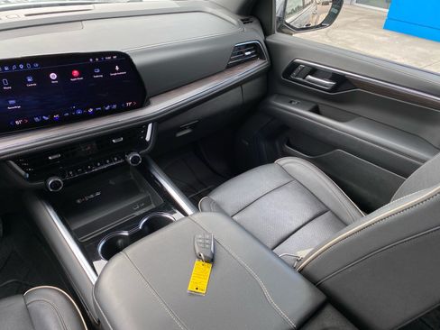Used 2025 Chevrolet Suburban Premier RWD image 19
