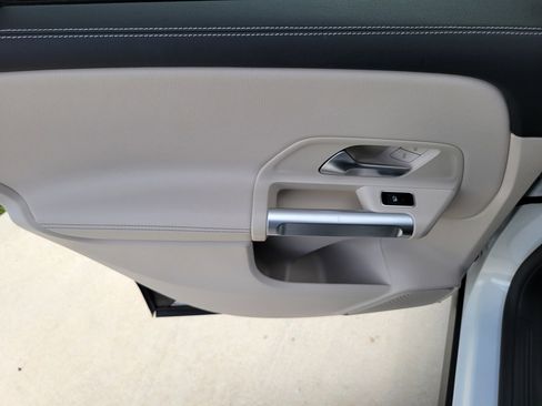 Used 2022 Mercedes-Benz GLB 250 image 10