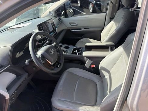 Used 2021 Toyota Sienna Limited FWD image 11