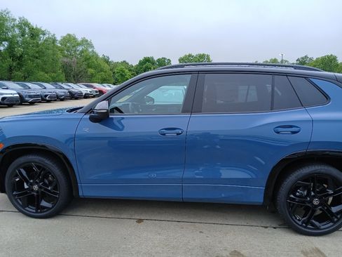 New 2026 Volkswagen Tiguan SE R-Line FWD image 2