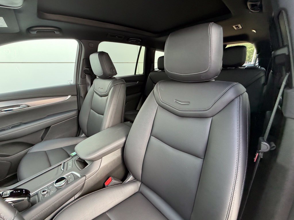 Used 2025 Cadillac XT6 Luxury FWD image 12