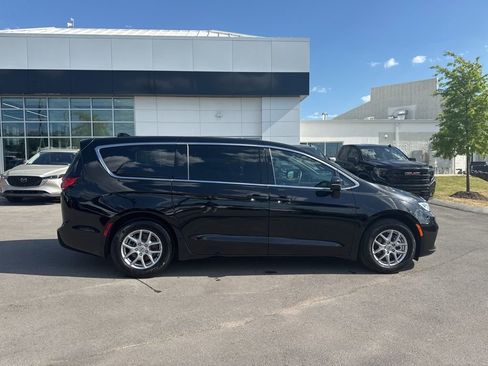 Used 2025 Chrysler Pacifica Select FWD image 8