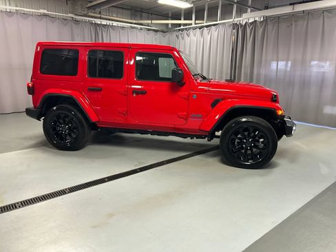 Used 2025 Jeep Wrangler Unlimited Sahara w/ Safety Group AWD/4WD image 8