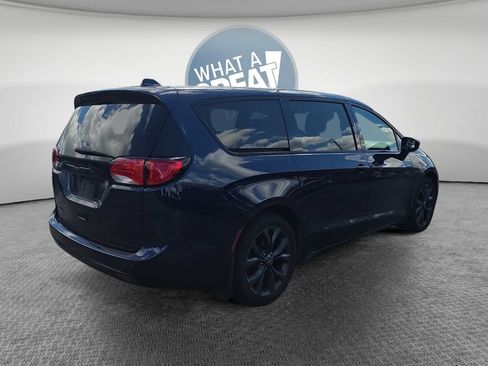 Used 2020 Chrysler Pacifica Touring w/ S Appearance Package FWD image 3