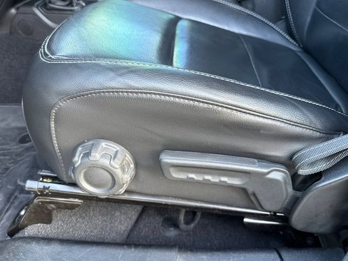 Used 2018 Jeep Wrangler Unlimited Sahara image 14