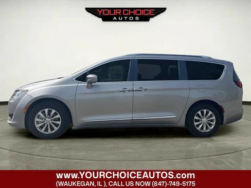 Used 2018 Chrysler Pacifica Touring-L FWD image 2