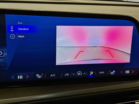 Used 2025 Chevrolet Traverse LT image 23