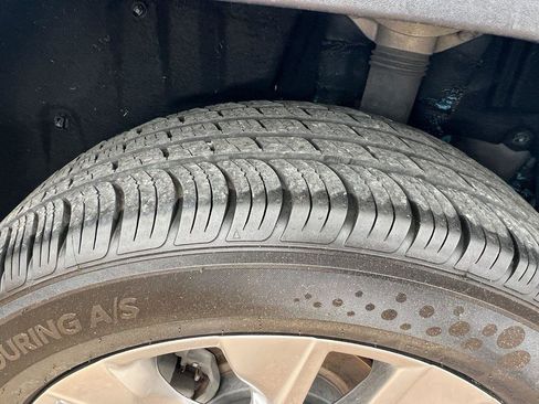 Used 2020 Toyota RAV4 XLE Premium image 8