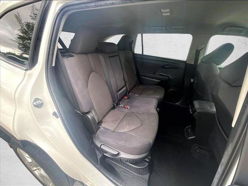 Used 2021 Toyota Highlander LE FWD image 29