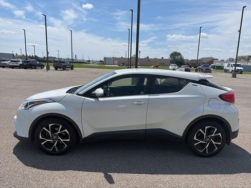 Used 2019 Toyota C-HR XLE FWD image 3