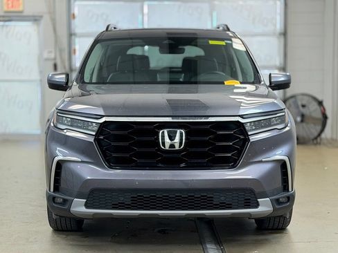 Used 2025 Honda Pilot Touring image 2