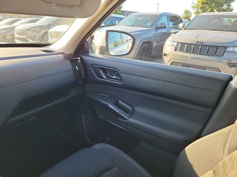 Used 2025 Nissan Pathfinder SV FWD image 18