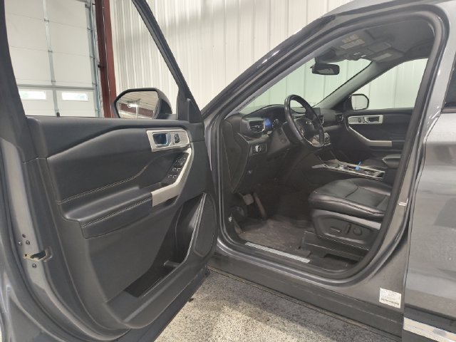 Used 2022 Ford Explorer Limited w/ Equipment Group 301A AWD/4WD image 12