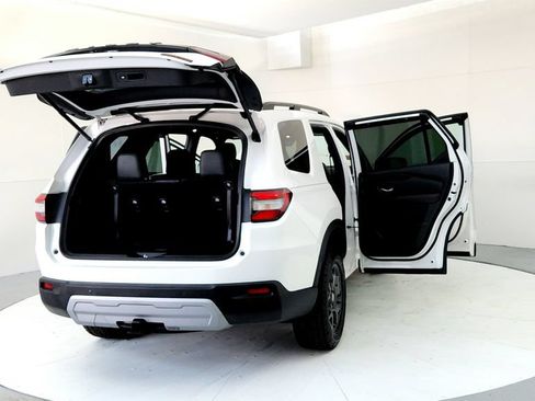 Used 2025 Honda Pilot TrailSport image 11