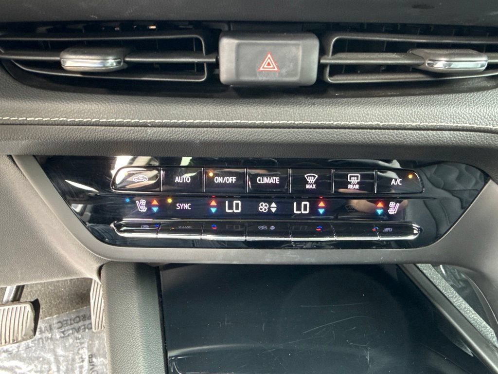 Used 2021 Buick Envision Avenir w/ Technology Package II AWD/4WD image 18