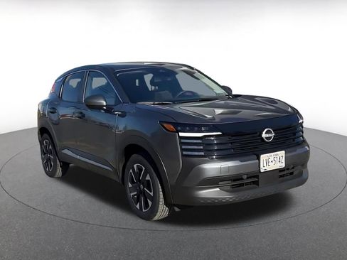 Used 2025 Nissan Kicks SV image 3