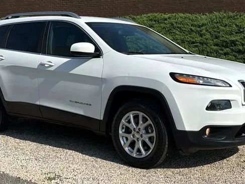 Used 2018 Jeep Cherokee Latitude w/ Safety Group AWD/4WD image 3