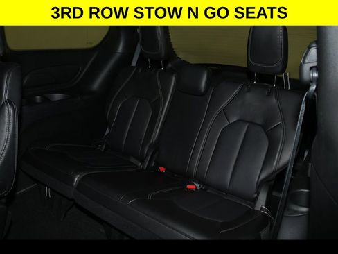 Used 2025 Chrysler Pacifica Select image 11