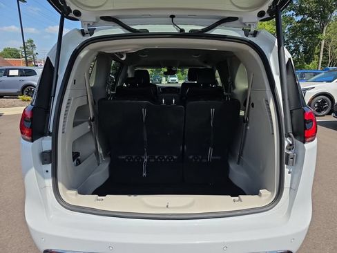 Used 2023 Chrysler Pacifica Touring-L FWD image 14