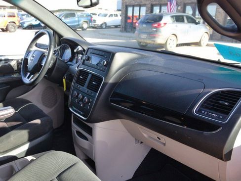 Used 2017 Dodge Grand Caravan SE image 30