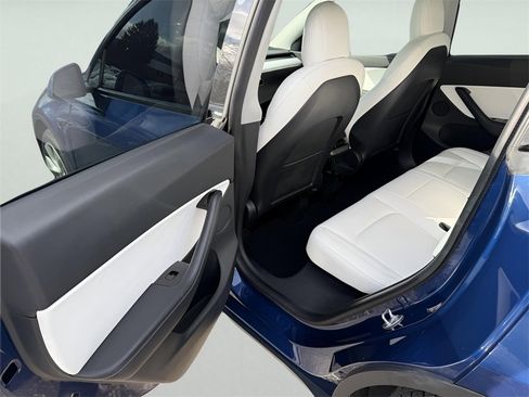 Used 2021 Tesla Model Y Long Range image 21
