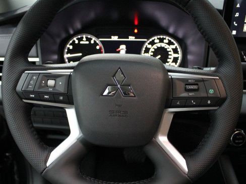 New 2025 Mitsubishi Outlander SE image 8