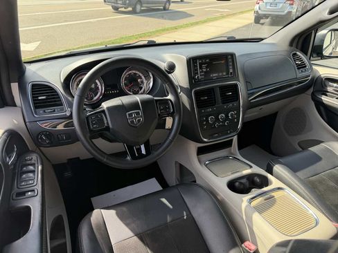 Used 2017 Dodge Grand Caravan SXT FWD image 11