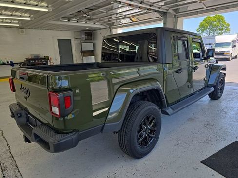 Used 2022 Jeep Gladiator Sport AWD/4WD image 6