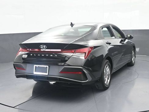 Used 2024 Hyundai Elantra SE FWD image 5