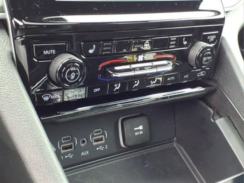 Used 2024 Jeep Grand Cherokee Altitude AWD/4WD image 13