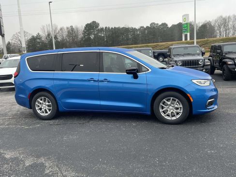 New 2026 Chrysler Pacifica Select image 11