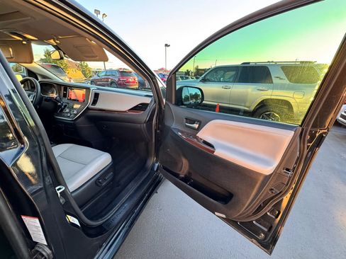 Used 2019 Toyota Sienna Limited Premium image 33