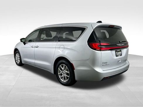 Used 2024 Chrysler Pacifica Touring-L image 14