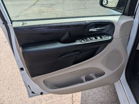 Used 2016 Dodge Grand Caravan SXT FWD image 11