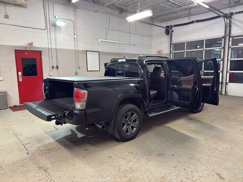 Used 2016 Toyota Tacoma Limited w/ Towing Package image 12