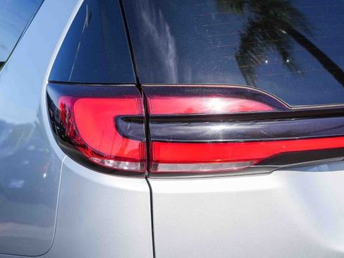 Used 2022 Chrysler Pacifica Limited w/ Uconnect Theater Family Group FWD image 10