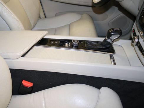 Used 2019 Volvo XC60 T5 Momentum w/ Premium Package image 47