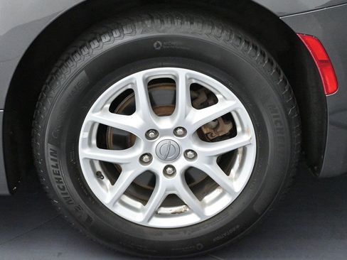 Used 2017 Chrysler Pacifica Touring FWD image 38