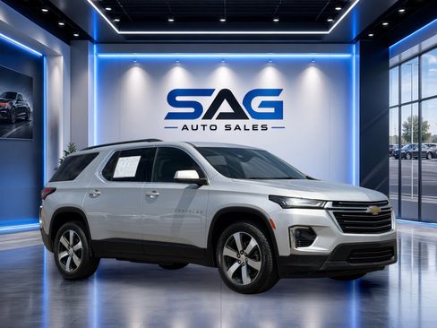Used 2022 Chevrolet Traverse LT w/ LT Premium Package FWD image 2
