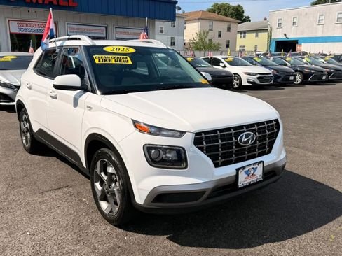 Used 2025 Hyundai Venue SEL FWD image 2