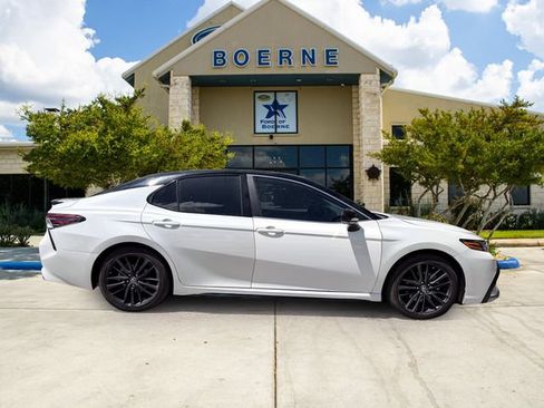 Used 2024 Toyota Camry XSE FWD image 3