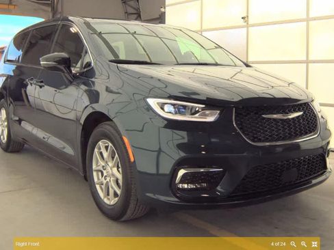 Used 2025 Chrysler Pacifica Select image 5