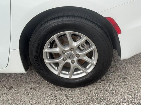 Used 2024 Chrysler Pacifica Touring-L FWD image 7