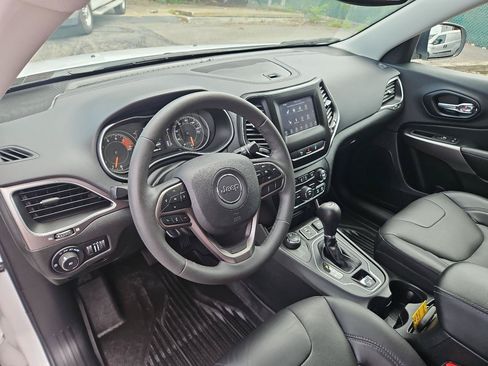 Used 2021 Jeep Cherokee Latitude Lux w/ Mopar Interior Package AWD/4WD image 13
