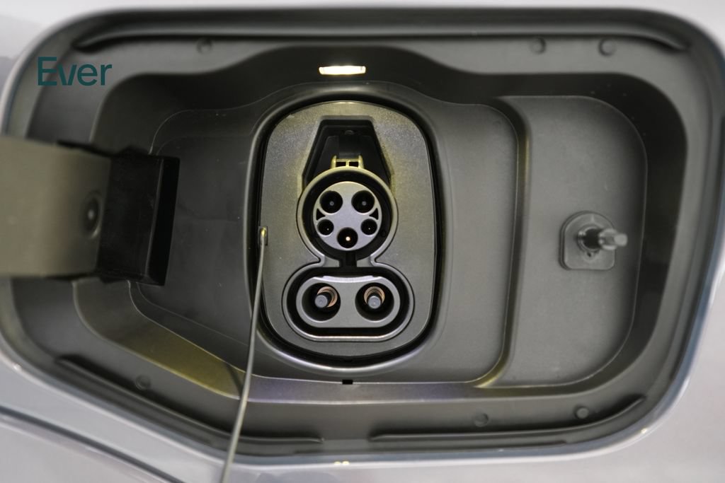 Used 2024 Chevrolet Equinox EV LT w/ LPO, Blackout Package FWD image 10