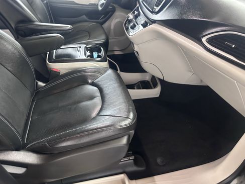 Used 2022 Chrysler Pacifica Touring-L image 41