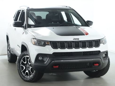 Used 2025 Jeep Compass Trailhawk AWD/4WD image 2