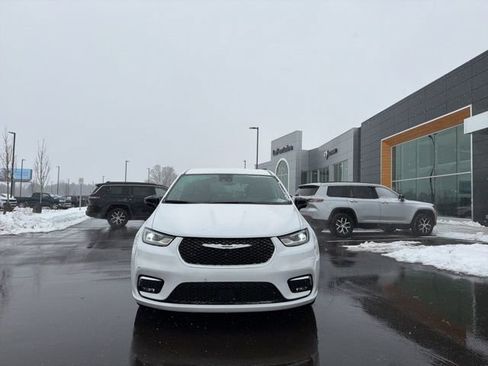 Used 2024 Chrysler Pacifica Touring-L image 10